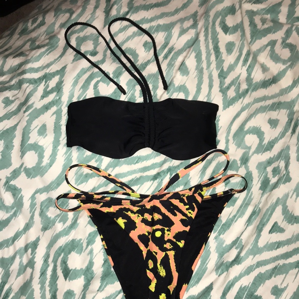 Kendall and Kylie Bikini - Picture 1 of 5